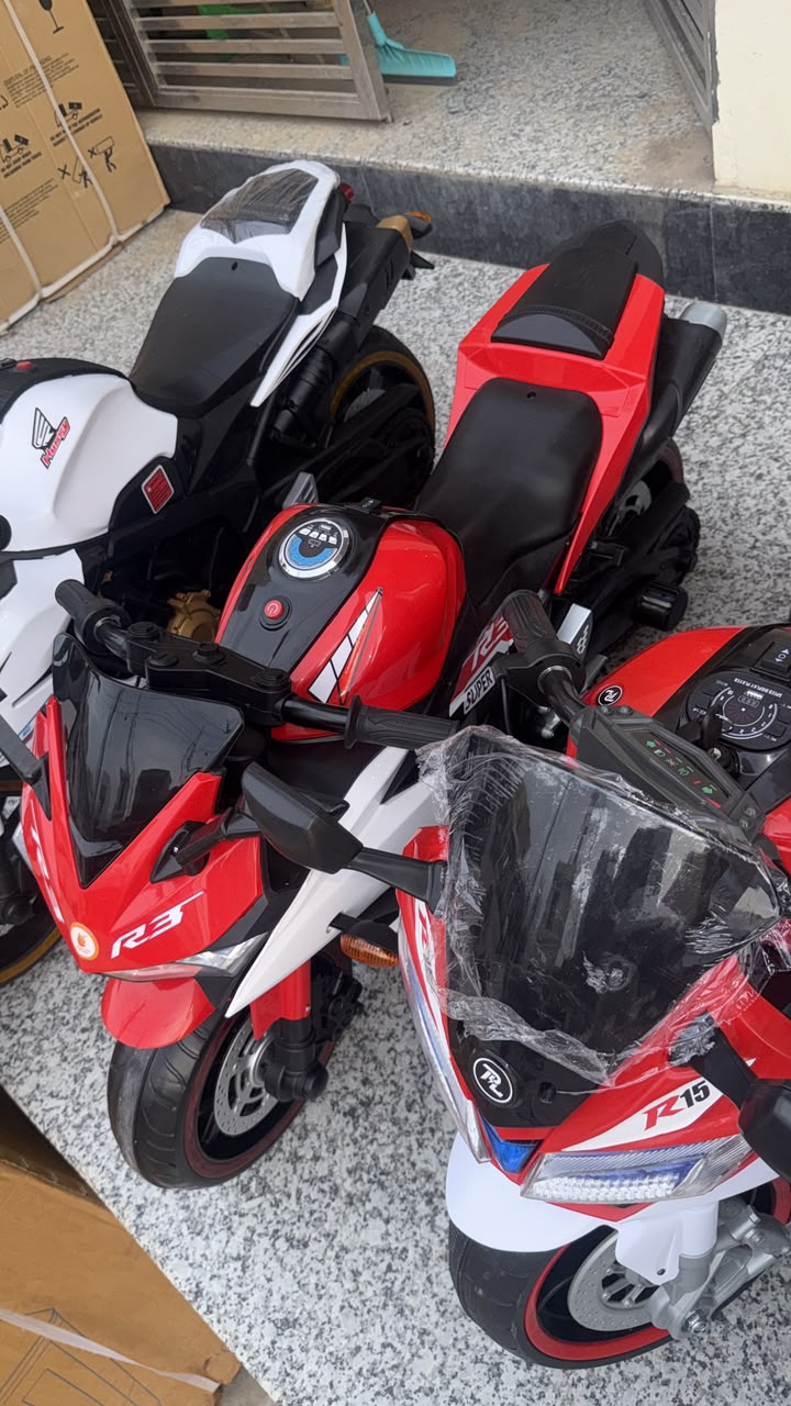 R3 Super Bike – Sports Edition Ride-On Bike (Red) - Image 4
